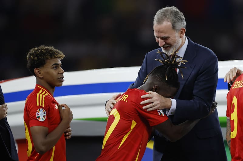 Lamine Yamal y Nico Williams junto al rey Felipe VI, durante la entrega de premios de la Eurocopa 2024 (Fuente: EFE / Alberto Estévez)