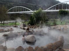 Las aguas termales gratis para los jubilados: agua a 40°C y un tren histórico que viaja entre las montañas