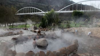 Las aguas termales gratis para los jubilados: agua a 40°C y un tren histórico que viaja entre las montañas