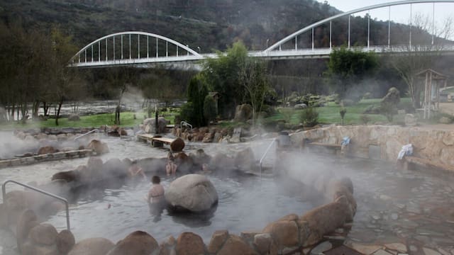 Las aguas termales gratis para los jubilados: agua a 40°C y un tren histórico que viaja entre las montañas