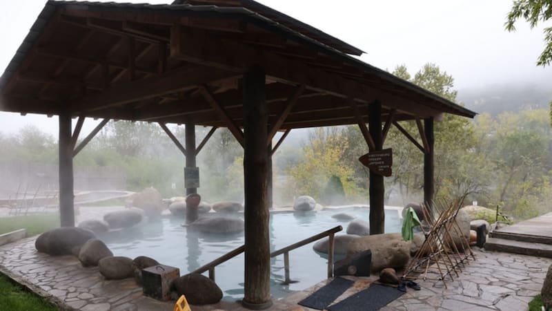 Las aguas termales gratis para los jubilados: agua a 40°C y un tren histórico que viaja entre las montañas