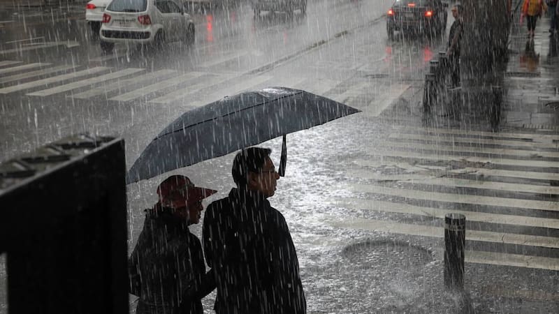 Las autoridades pidieron a la población mantenerse atenta a los avisos oficiales ante el riesgo de lluvias consideradas históricas en algunas zonas.
