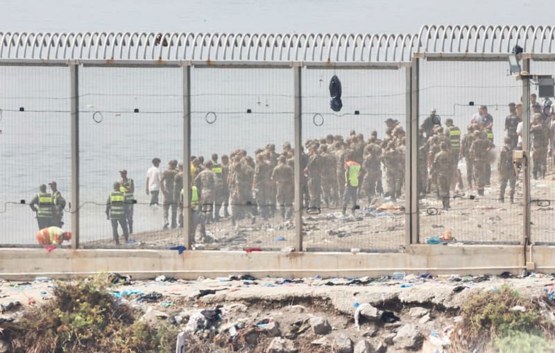 Las barreras de contención instaladas para detener la migración.