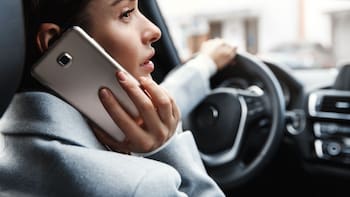 Alerta conductores: estas serán las únicas personas que podrán usar el celular mientras manejan a partir de este año