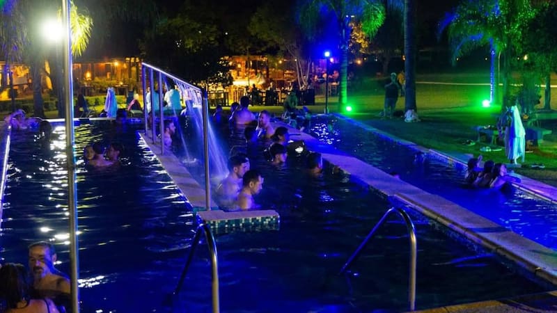 Las dos termas a 4 horas de Buenos Aires que abren hasta medianoche para disfrutar de las piletas bajo la luna. Foto: Termas San José