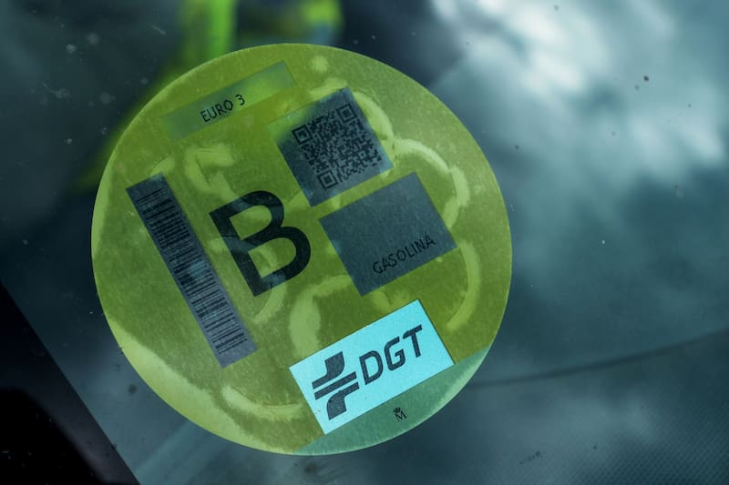 Las etiquetas ambientales de la DGT representan si un coche podrá circular por las ZBE o no.