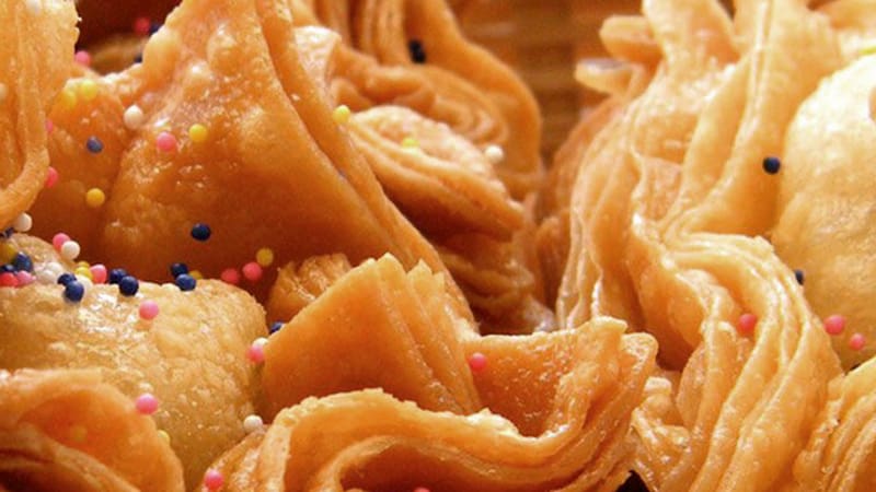 Las fiestas gastronómicas en Buenos Aires: pastelitos, tortas negras y miel