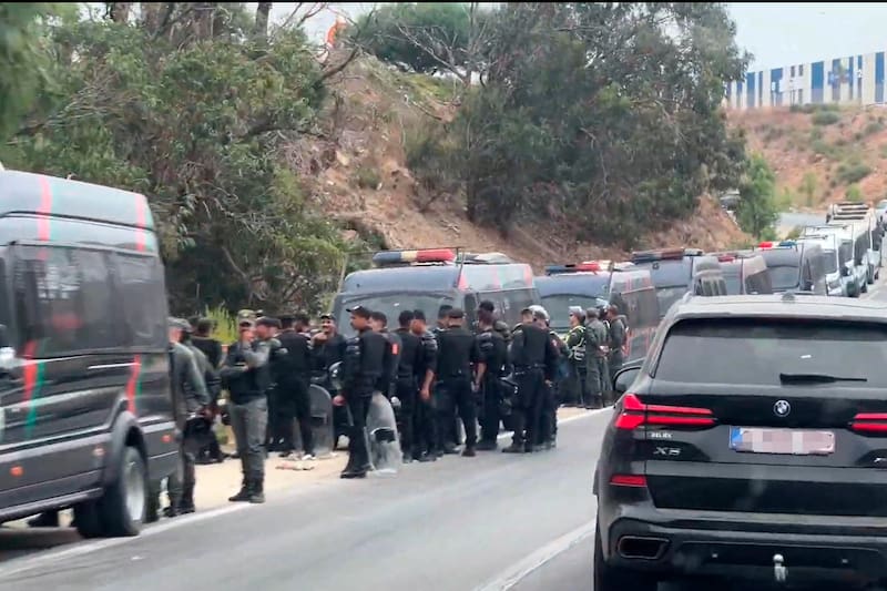 Las fuerzas de Seguridad de Marruecos frustraron este sábado un intento de cruzar de forma irregular a la ciudad española de Ceuta de cientos de migrantes.