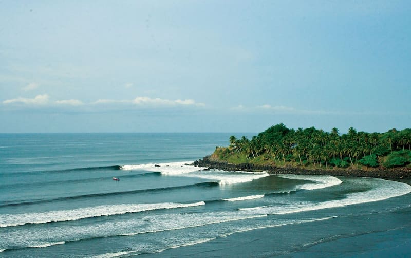 El Zonte, destino icónico del surf en El Salvador, conserva su esencia bohemia y natural. Sus olas perfectas atraen surfistas de todo el mundo, mientras sus playas de arena volcánica, farallones y cuevas crean un paisaje único. De fácil acceso, es el lugar ideal para disfrutar del surf y la belleza del Pacífico salvadoreño. Aquí, los hermanos Usuna inauguraron su más reciente hotel de la cadena Las Golondrinas.