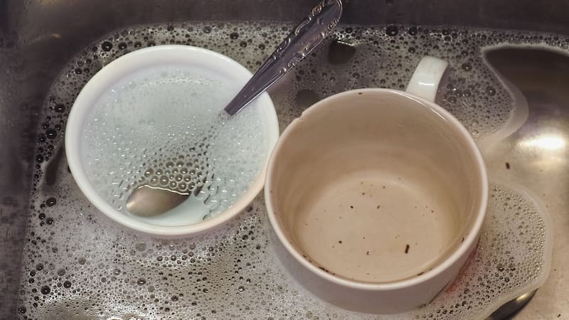Las manchas de café pueden acumularse con el uso diario si no se limpian de inmediato.