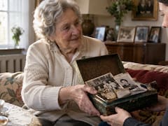 Las personas mayores que empiezan a regalar sus cosas pueden estar haciendo algo más que ordenar: qué dice la psicología
