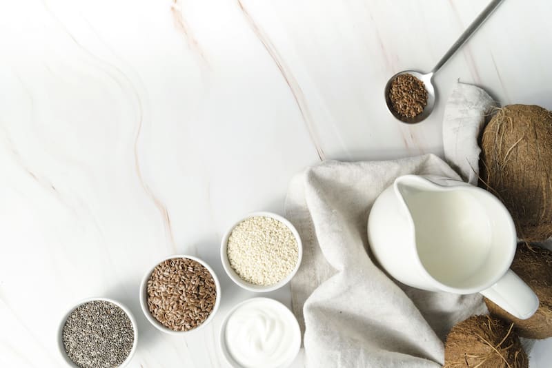 Las semillas de lino y chía, por su tamaño, necesitan activación para liberar sus nutrientes (Fuente: Freepik)