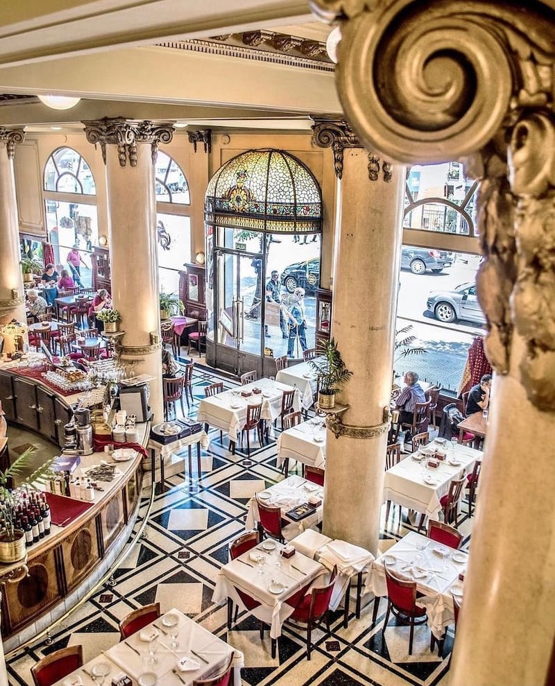 Las Violetas se destaca por su arquitectura inspirada en el refinamiento europeo de principios del siglo XX