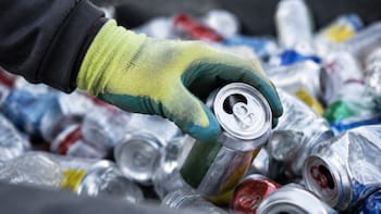 Tiene 13 años, vive en Inglaterra y se volvió rico por reciclar latas: “Me encanta lo que hago porque puedo ayudar a personas necesitadas”