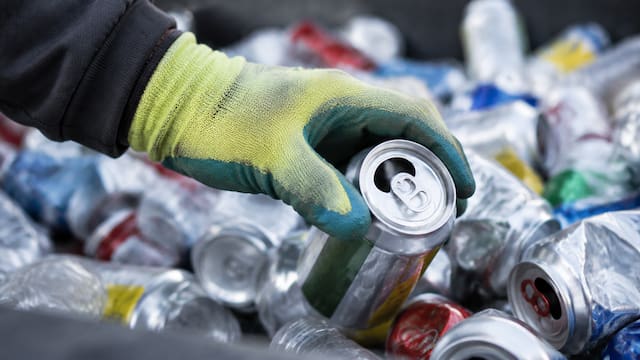 Tiene 13 años, vive en Inglaterra y se volvió rico por reciclar latas: “Me encanta lo que hago porque puedo ayudar a personas necesitadas”