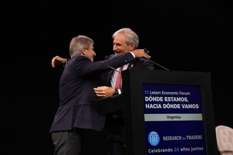 El saludo entre Luis Caputo y Darío Epstein en la edición 11 del Latam Economic Forum (Prensa Latam Economic Forum)