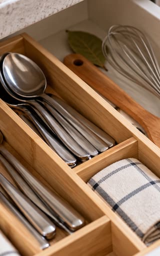 Poner hojas de laurel en los cajones de la cocina: para qué sirve y cómo hacerlo