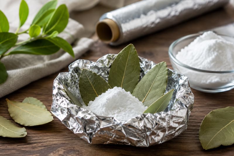 Cada vez más personas prueban este sencillo truco con hojas de laurel y bicarbonato para perfumar distintos espacios de la casa y reducir los malos olores de forma natural.