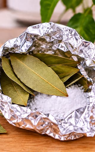 Envolver hojas de laurel con papel aluminio y bicarbonato: para qué sirve y por qué lo recomiendan