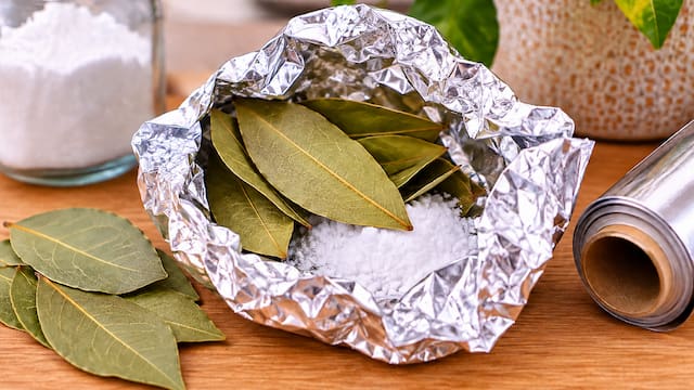 Envolver hojas de laurel con papel aluminio y bicarbonato: para qué sirve y por qué lo recomiendan