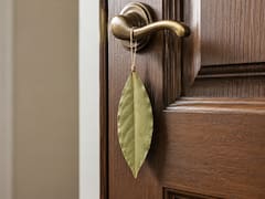 Colgar una hoja de laurel en la puerta: para qué sirve y por qué muchos lo hacen