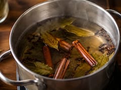 Hervir hojas de laurel con ramitas de canela y clavo de olor: para que sirve y por qué lo recomiendan