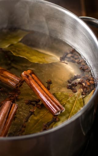 Hervir hojas de laurel con ramitas de canela y clavo de olor: para que sirve y por qué lo recomiendan
