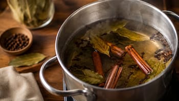 Hervir hojas de laurel con ramitas de canela y clavo de olor: para que sirve y por qué lo recomiendan