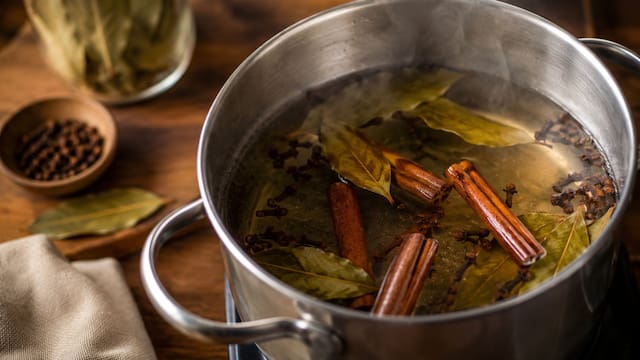 Hervir hojas de laurel con ramitas de canela y clavo de olor: para que sirve y por qué lo recomiendan