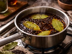 Hervir hojas de laurel con té negro en casa: para qué sirve y por qué algunos lo recomiendan