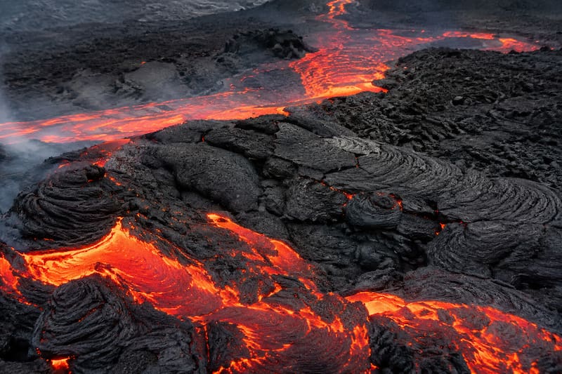 Confirman un nuevo sistema planetario con un posible mundo habitable y otro con lava.