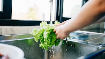 Lavar frutas y verduras con vinagre al 5%, agua fría o limón al 13%: qué diferencias hay y cuál recomiendan