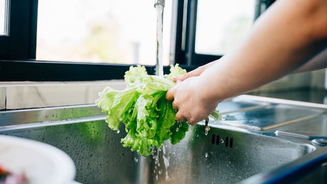 Lavar frutas y verduras con vinagre al 5%, agua fría o limón al 13%: qué diferencias hay y cuál recomiendan