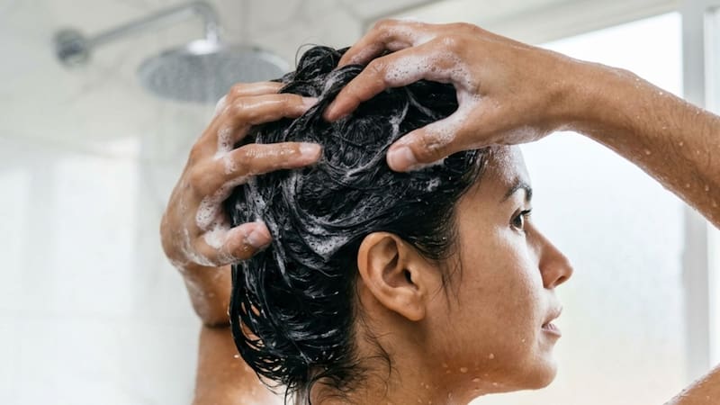 Te lo lavás mal | El error más común al usar shampoo que los peluqueros ven todos los días.