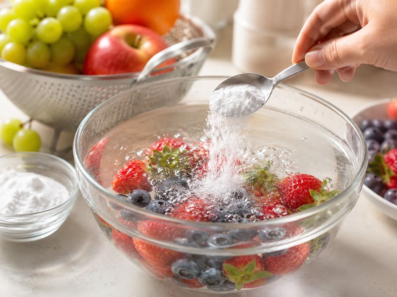 Echar bicarbonato y vinagre en las frutas y verduras: para qué sirve y por qué lo recomiendan.