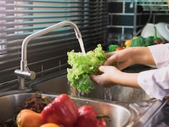 Ni vinagre ni bicarbonato: el sencillo método que recomiendan expertos para lavar frutas y verduras