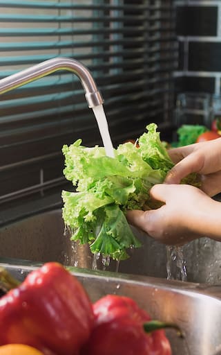 Ni vinagre ni bicarbonato: el sencillo método que recomiendan expertos para lavar frutas y verduras