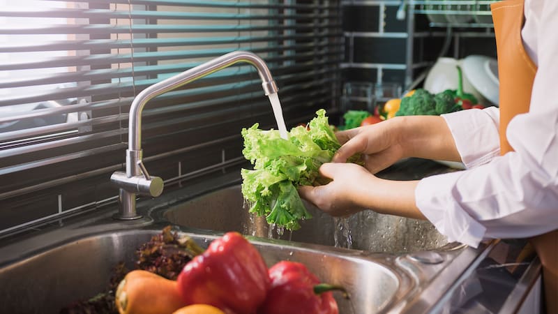 Ni vinagre ni bicarbonato: el sencillo método que recomiendan expertos para lavar frutas y verduras