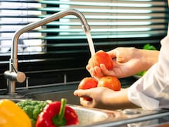 Remojar las frutas en agua, en bicarbonato o en vinagre: cuál puede ser mejor para reducir pesticidas y qué diferencias hay, según un estudio