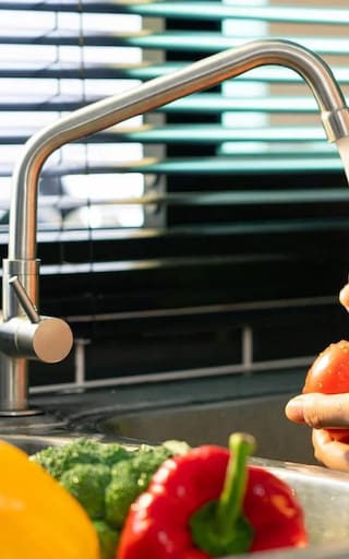 Remojar las frutas en agua, en bicarbonato o en vinagre: cuál puede ser mejor para reducir pesticidas y qué diferencias hay, según un estudio
