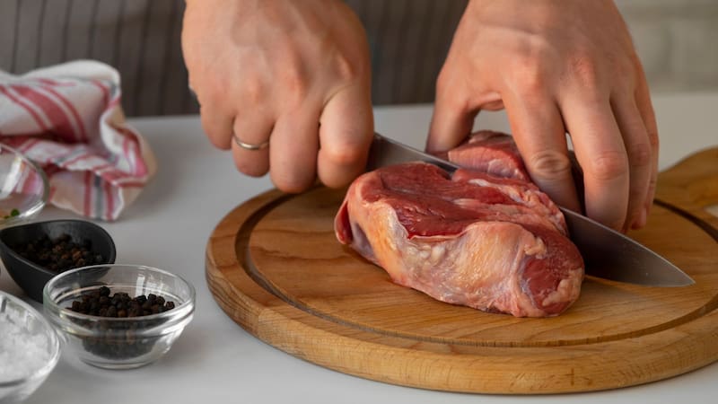 Lavar la carne antes de cocinarla: por qué los chefs no lo aconsejan bajo ningún término y qué podría pasar si lo haces