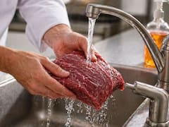 Lavar la carne antes de cocinarla: por qué los chefs no lo aconsejan bajo ningún término y qué podría pasar si lo haces
