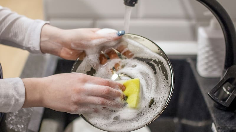 Desde el enfoque de la psicología del comportamiento, este hábito suele estar vinculado a la necesidad de mantener cierto grado de control del entorno. Fuente: shutterstock.