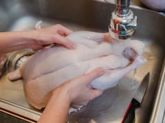 Los expertos no recomiendan lavar el pollo antes de cocinarlo: cuál es el peligro de hacerlo igual