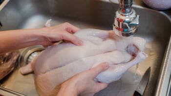 Los expertos no recomiendan lavar el pollo antes de cocinarlo: cuál es el peligro de hacerlo igual