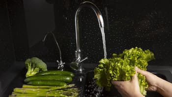 Cómo hay que limpiar la lechuga y la papa antes de cocinar, según una especialista en alimentos