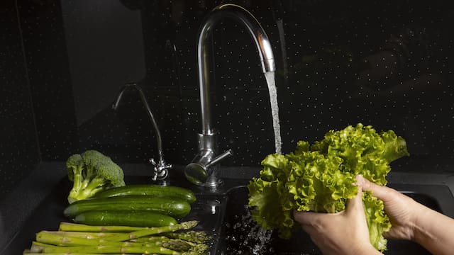 Cómo hay que limpiar la lechuga y la papa antes de cocinar, según una especialista en alimentos