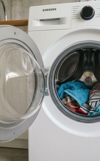 Lavarropas hasta arriba o hasta la mitad: cuál es la forma correcta de llenarlo y cuánto espacio debería quedar