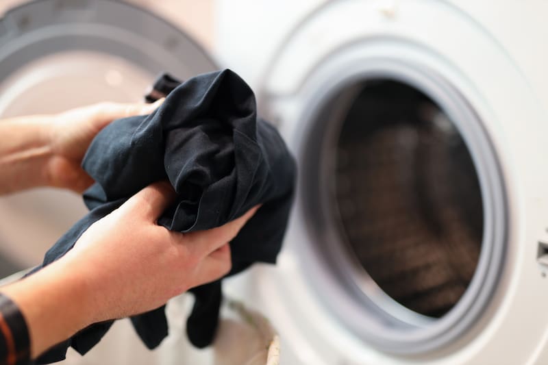 Poner pimienta negra en el lavarropas: para qué sirve, por qué lo recomiendan y en qué momento hacerlo