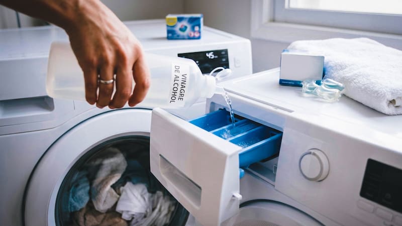 Además de mejorar cada lavado, esta mezcla también limpia el interior del lavarropas, eliminando sarro, residuos y bacterias que afectan su rendimiento con el uso diario. Foto: generada por Gemini